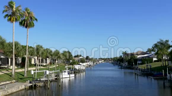 佛罗里达运河的海滨家园4K视频的预览图