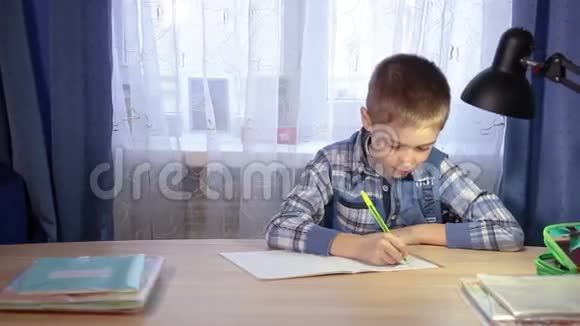 孩子做作业写在笔记本上视频的预览图