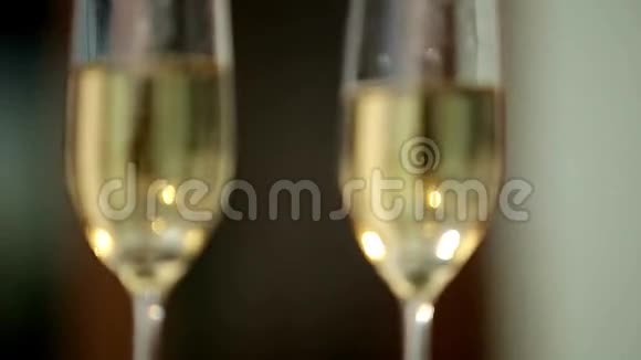 服务员拿着一盘两杯香槟酒向客人展示快关门视频的预览图