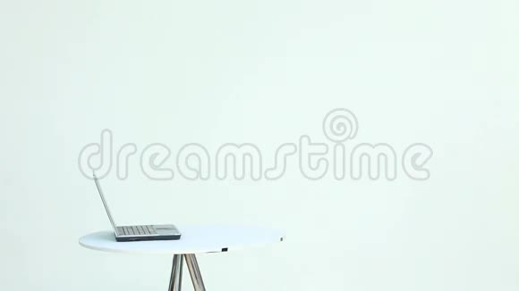 穿西装的女人戴着拳击手套打手提电脑视频的预览图