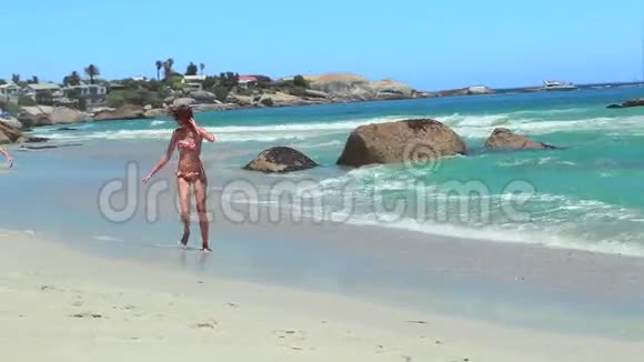两个女人一起在海滩上奔跑视频的预览图