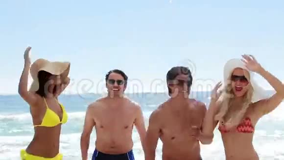 四个朋友一起在海滩上聚会视频的预览图