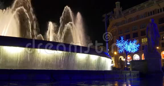 巴塞罗那主广场夜光喷泉关闭4k西班牙视频的预览图