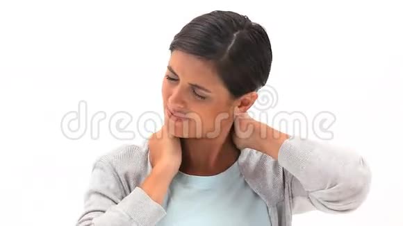 布鲁内特女人抱着她痛苦的脖子视频的预览图