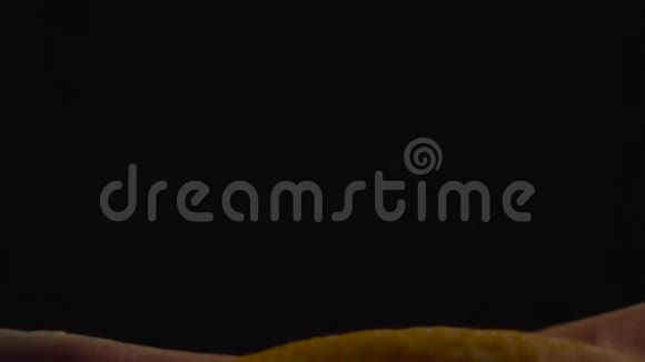 果汁从橘子皮里洒出来视频的预览图