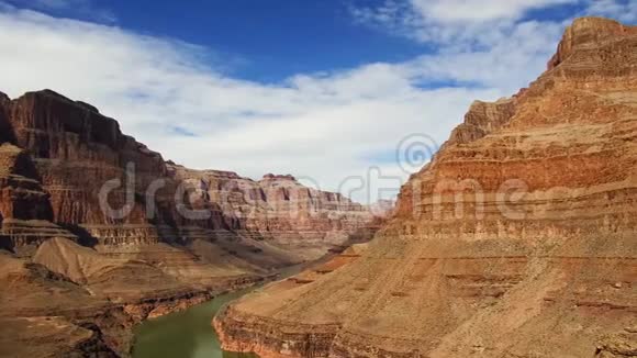 大峡谷悬崖和科罗拉多河景观视频的预览图