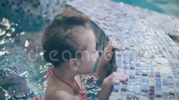 泳池里的小女孩视频的预览图