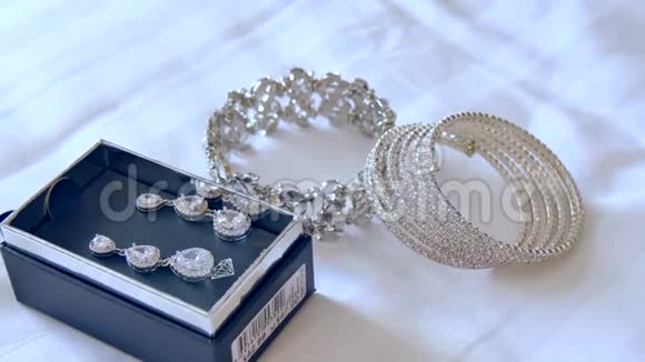 女式钱包手提包项链耳环和结婚饰物视频的预览图