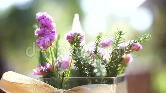 视频桌装饰玻璃花瓶花在丝带上美丽的朝阳视频的预览图