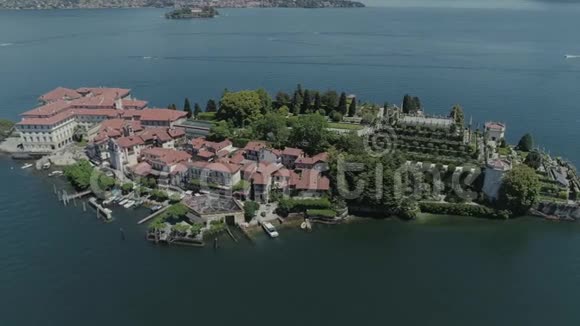 伊索拉贝拉城堡客轮航行在意大利湖上无人驾驶飞机4k自然飞行视频的预览图