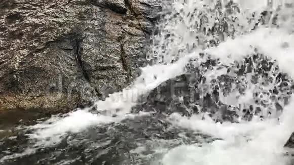瀑布关闭缓慢的运动视频的预览图