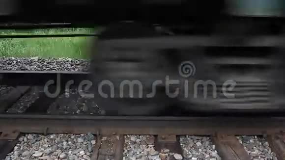 蒸汽列车前进的特写视频的预览图