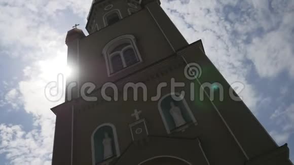 明亮的蓝天背景下美丽的正统教堂视频的预览图