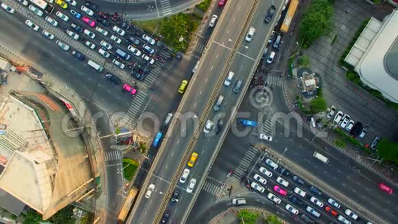 在黄昏日落时分在曼谷市区十字路口或交叉路口的交通和车辆的高空俯视拍摄90度高视频的预览图