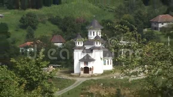 一座山村教堂视频的预览图