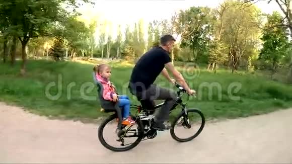男子带小孩在后座骑自行车视频的预览图