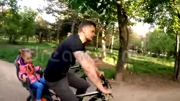 绿色三骑自行车的幸福家庭视频的预览图