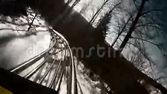 格伦格风格的镜头冬季雪橇过山车的吸引力视频的预览图