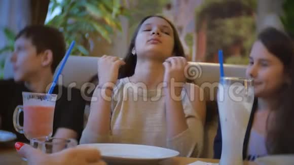 一群孩子在咖啡馆喝奶昔青少年室内儿童咖啡馆慢视频娱乐室内欢乐视频的预览图