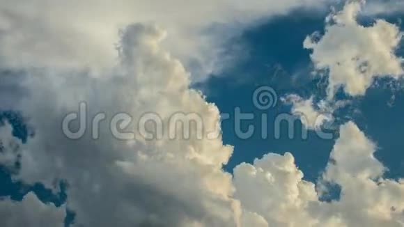 云的时间流逝改变了蓝天的形状视频的预览图