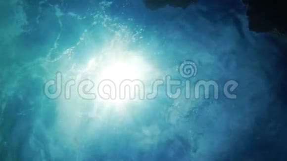 水下摄像机背景底部可见的太阳光视频的预览图