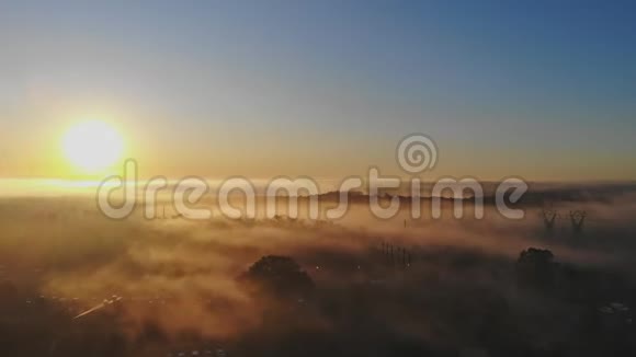 早晨在湖上有雾的风景壮丽的日出或日落视频的预览图