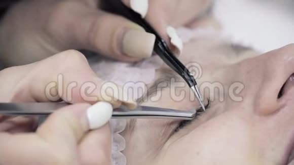 女性眼带睫毛延伸程序视频的预览图