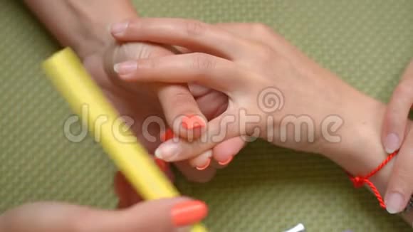 美容师清洁指甲指甲档案视频的预览图