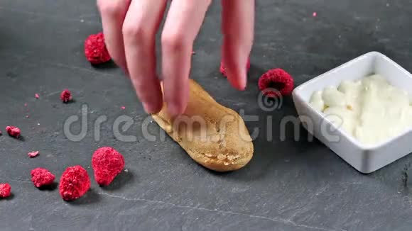 麦角的填充霜和磨砂巧克力视频的预览图