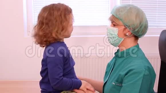 女医生检查喉咙视频的预览图