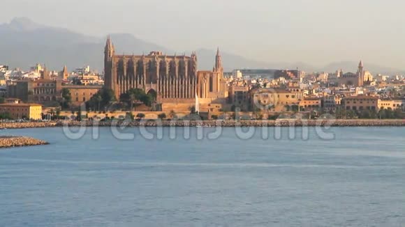 海边的大教堂和城市西班牙帕尔马德马约卡视频的预览图