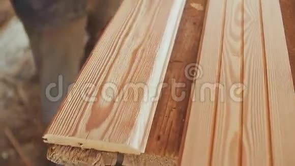 工作连接程序处理板加工木材过程中的钢丝刷刷木工视频的预览图