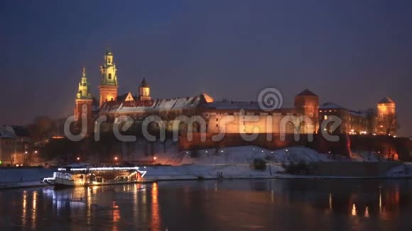 瓦维尔城堡在冬季夜间照明波兰克拉科夫视频的预览图