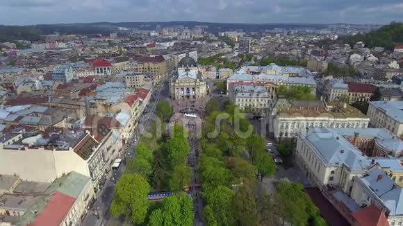 空中旧城利沃夫旧城的中心部分城市利沃夫歌剧院乌克兰视频的预览图