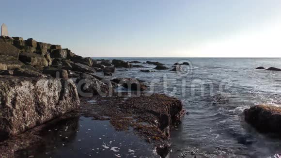 波浪和石头海岸视频的预览图