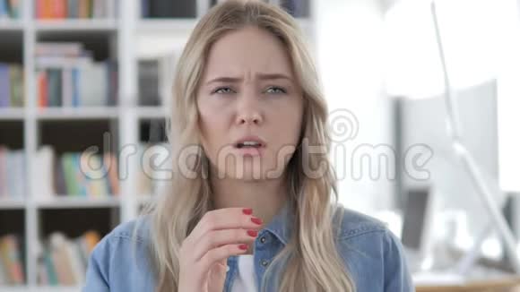 牙痛感染牙齿的年轻女子视频的预览图