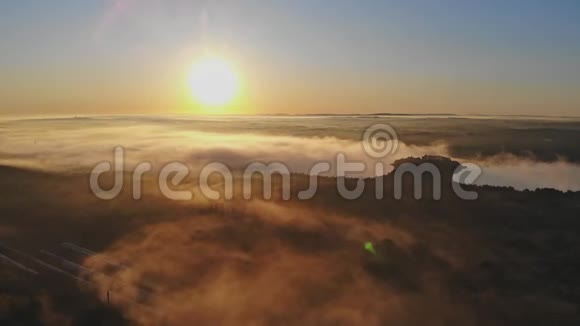 早晨在湖上有雾的风景壮丽的日出或日落视频的预览图