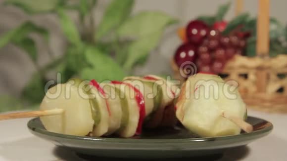 烤土豆串上有蔬菜素食的概念视频的预览图