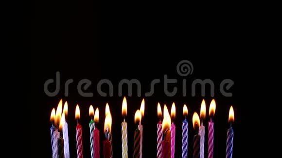 生日蜡烛点燃孤立的黑色视频的预览图