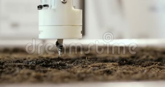 温室内自动种植植物树木现代机器人技术视频的预览图