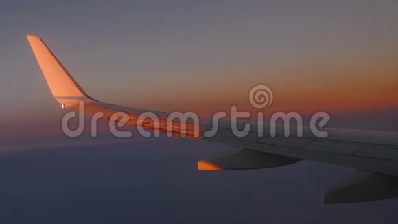 机翼日落飞机飞机窗口4k视频的预览图