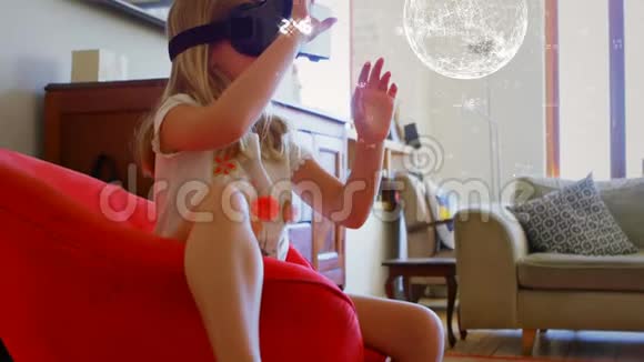 女孩使用3D眼镜和玩连接地球仪视频的预览图