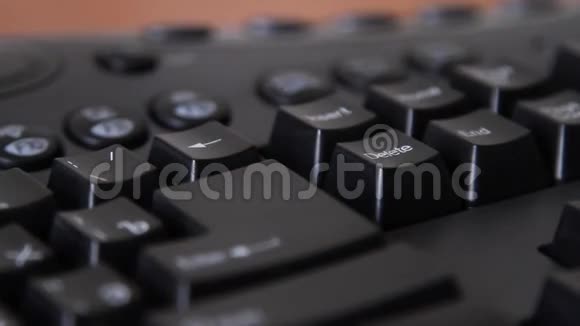 手按电脑键盘键删除视频的预览图
