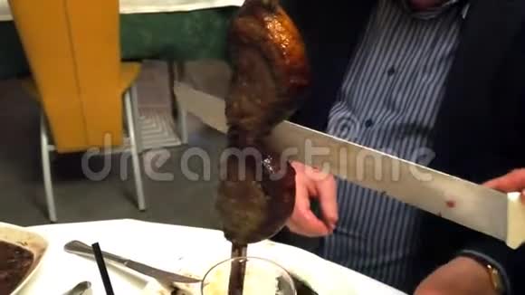 带剑的巴西餐厅视频的预览图