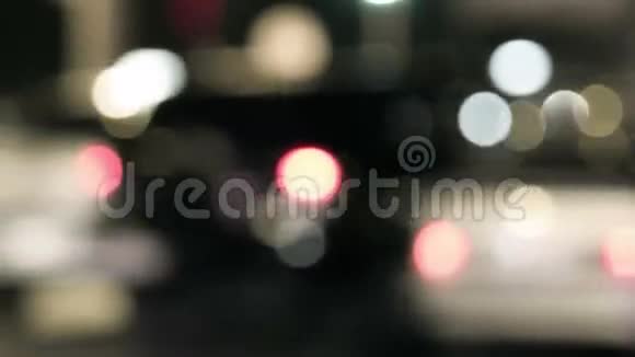 傍晚交通模糊镜头城市灯光离焦抽象背景视频的预览图