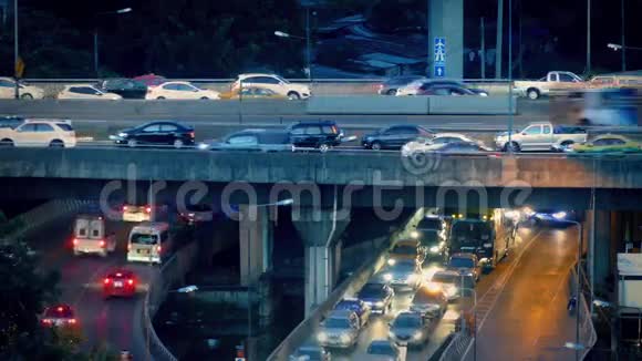 高速公路立交桥夜间交通繁忙视频的预览图
