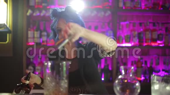 女招待有蓝色头发的女孩夜酒吧鸡尾酒制作视频的预览图