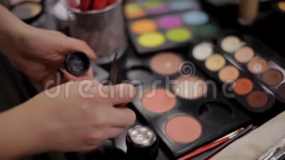 化妆沙龙中的专业化妆品化妆用的豪华化妆品多彩口红阴影粉末视频的预览图
