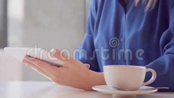 年轻漂亮的女人在咖啡馆里用药片喝茶视频的预览图
