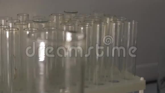 化学实验室测试管视频的预览图
